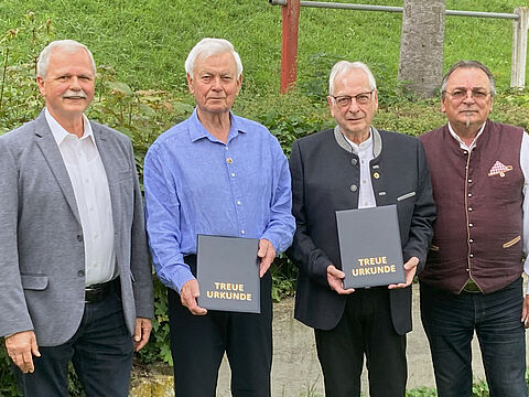 Seit 60 Jahren dem DBwV verbunden: Generalmajor a.D. Karl-Heinz Depiereux und Oberstleutnant a.D. Uwe Bartels erhielten ihre Treueurkunden – flankiert von Peter Schierle und Franz Jung, die die Anerkennung im Namen des Verbandes überreichten. Foto: Johann Baars