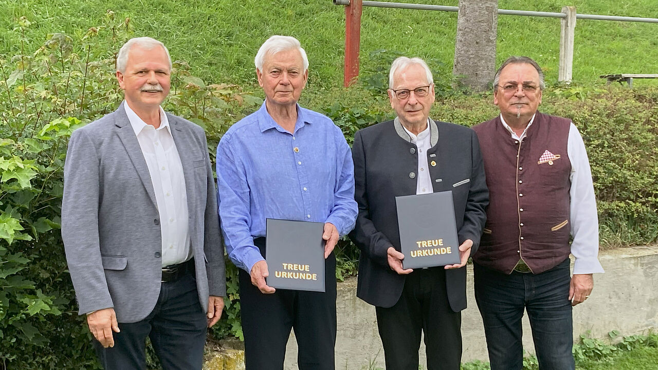 Seit 60 Jahren dem DBwV verbunden: Generalmajor a.D. Karl-Heinz Depiereux und Oberstleutnant a.D. Uwe Bartels erhielten ihre Treueurkunden – flankiert von Peter Schierle und Franz Jung, die die Anerkennung im Namen des Verbandes überreichten. Foto: Johann Baars