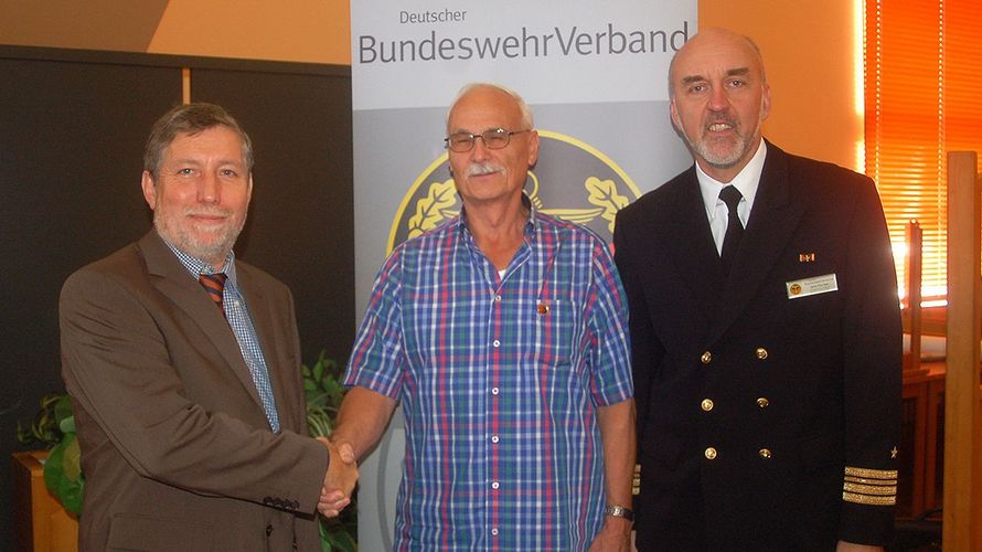 v.l.: Peter Braunshausen zeichnete Joachim Clemens zusammen mit Jens Tischer aus (Foto: DBwV/LV Nord)