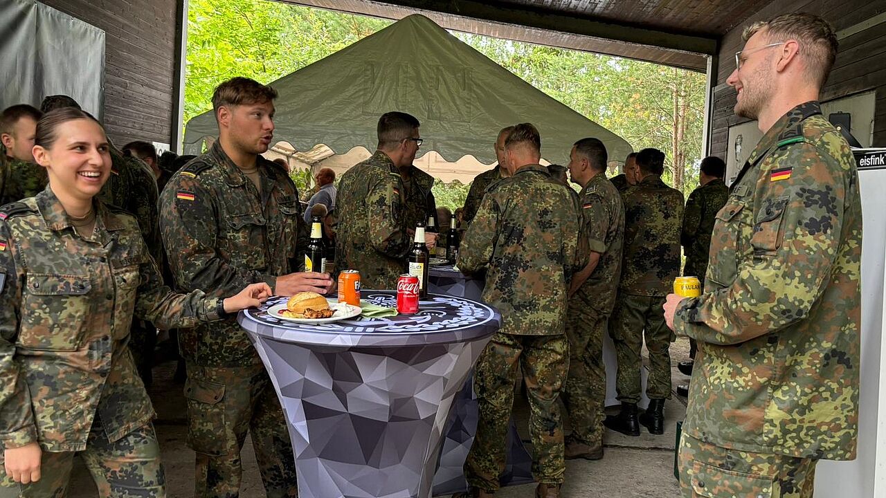 Kameradschaftliche Gespräche bei Getränken und frisch Gegrilltem. Foto: Jasmin Simon