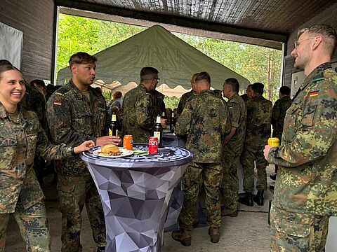 Kameradschaftliche Gespräche bei Getränken und frisch Gegrilltem. Foto: Jasmin Simon