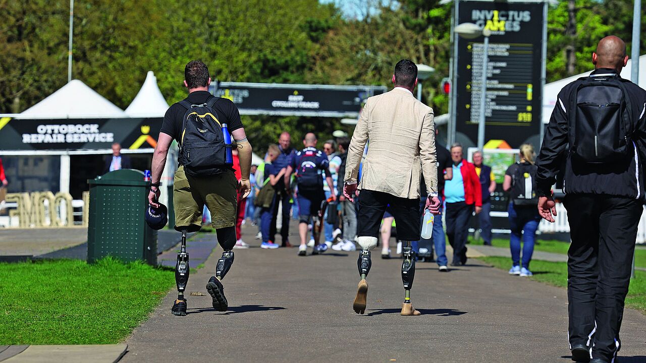 Zwei verwundete Veteranen mit Prothesen bei den Invictus Games 2022 in Den Haag. Foto: DBwV/Yann Bombeke