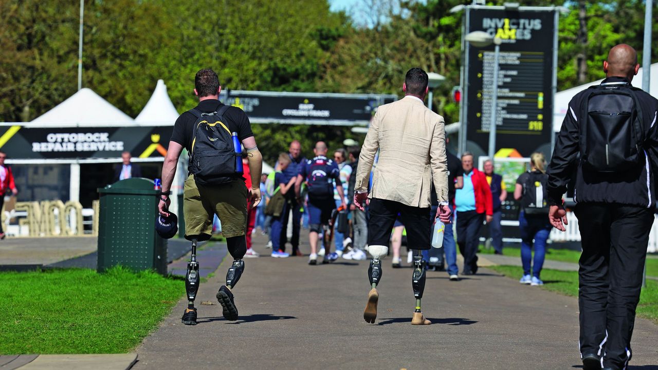  Zwei verwundete Veteranen mit Prothesen bei den Invictus Games 2022 in Den Haag. Foto: DBwV/Yann Bombeke 