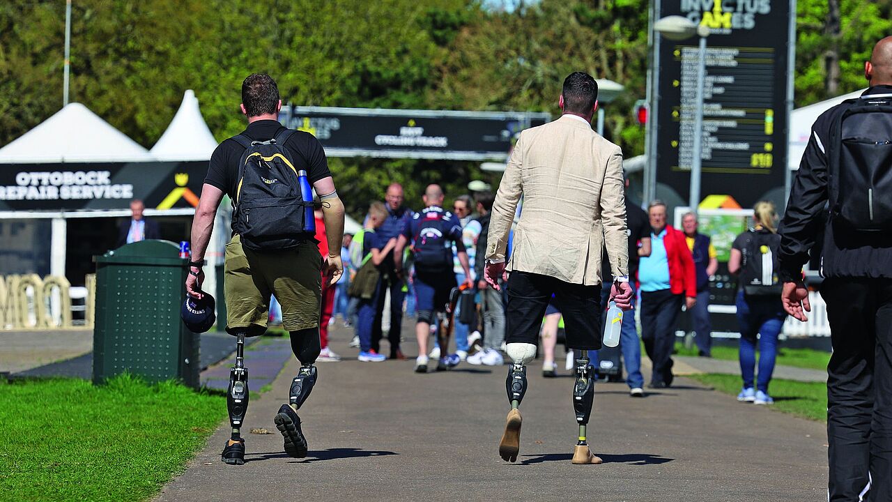  Zwei verwundete Veteranen mit Prothesen bei den Invictus Games 2022 in Den Haag. Foto: DBwV/Yann Bombeke 