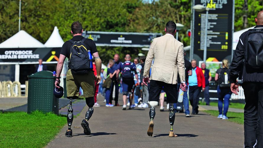  Zwei verwundete Veteranen mit Prothesen bei den Invictus Games 2022 in Den Haag. Foto: DBwV/Yann Bombeke 
