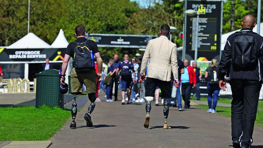 Zwei verwundete Veteranen mit Prothesen bei den Invictus Games 2022 in Den Haag. Foto: DBwV/Yann Bombeke