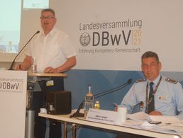 In Dötlingen: Hauptfeldwebel a.D. Ulrich Peise (l.) und Oberstabsfeldwebel Oliver Sekuli. Foto: DBwV/Johann Fritsch