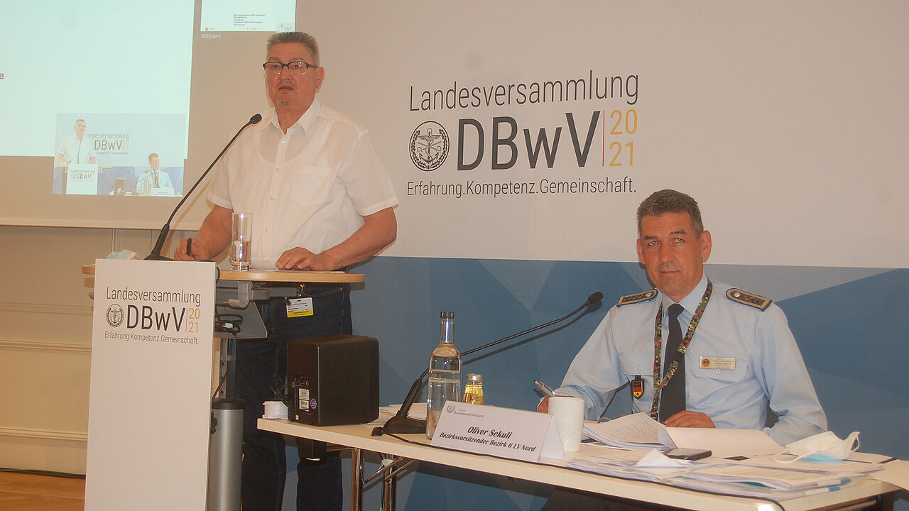 In Dötlingen: Hauptfeldwebel a.D. Ulrich Peise (l.) und Oberstabsfeldwebel Oliver Sekuli. Foto: DBwV/Johann Fritsch