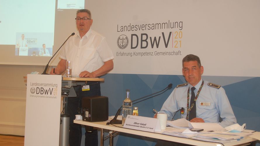 In Dötlingen: Hauptfeldwebel a.D. Ulrich Peise (l.) und Oberstabsfeldwebel Oliver Sekuli. Foto: DBwV/Johann Fritsch