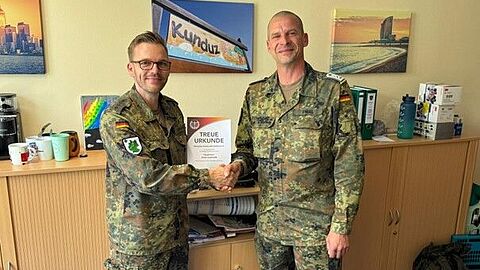 Andre Leonhardt (links) wurde durch Nico Engel geehrt. Foto: DBwV