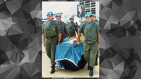 Deutsche UN-Soldaten tragen am 16. Oktober 1993 den Sarg mit dem Leichnam des Gefallenen Alexander Arndt am Flughafen von Phnom Penh zum Überführungsflug nach Deutschland. Arndt war zwei Tage zuvor in der kambodschanischen Hauptstadt erschossen worden. Foto: picture-alliance/dpa/afp 