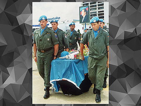Deutsche UN-Soldaten tragen am 16. Oktober 1993 den Sarg mit dem Leichnam des Gefallenen Alexander Arndt am Flughafen von Phnom Penh zum Überführungsflug nach Deutschland. Arndt war zwei Tage zuvor in der kambodschanischen Hauptstadt erschossen worden. Foto: picture-alliance/dpa/afp 