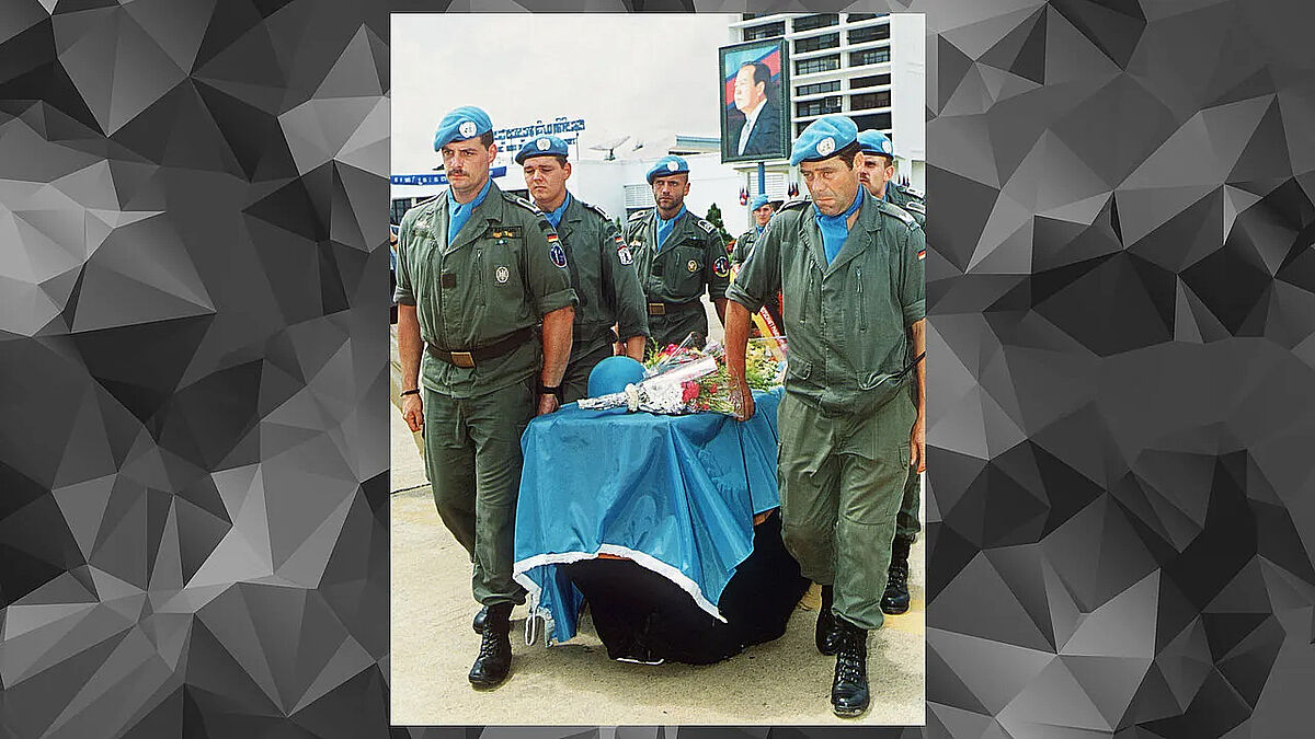 Deutsche Soldaten tragen am 16. Oktober 1993 den Sarg mit dem Leichnam des Gefallenen Alexander Arndt am Flughafen von Phnom Penh zum Überführungsflug nach Deutschland. Arndt war zwei Tage zuvor von Unbekannten erschossen worden. Foto: picture-alliance/dpa/afp