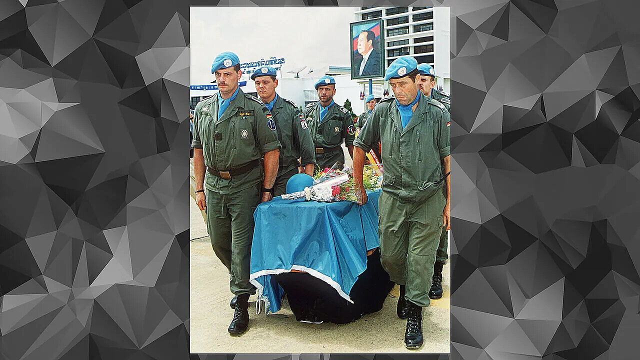 Deutsche UN-Soldaten tragen am 16. Oktober 1993 den Sarg mit dem Leichnam des Gefallenen Alexander Arndt am Flughafen von Phnom Penh zum Überführungsflug nach Deutschland. Arndt war zwei Tage zuvor in der kambodschanischen Hauptstadt erschossen worden. Foto: picture-alliance/dpa/afp 