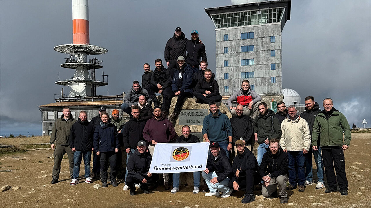 Mitglieder der Truppenkameradschaft Lüneburg verbinden bei einer gemeinsamen Wanderung auf den Brocken Information, sportliche Herausforderung und gelebte Kameradschaft. Foto: DBwV/LV Nord