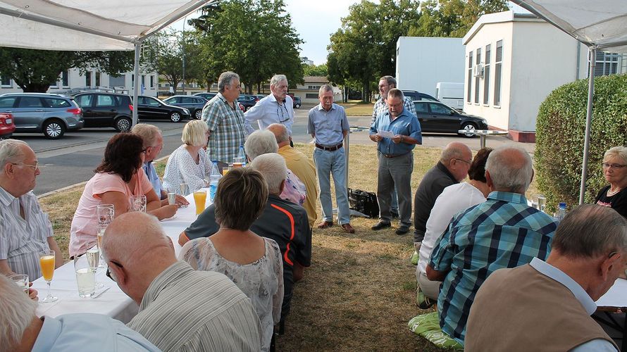 In der Kurmainz-Kaserne begrüßte Oberstabsfeldwebel d.R. Rudolf Burg die ERH Mitglieder zum gemütlichen Grillabend Foto: Andreas Nüsken