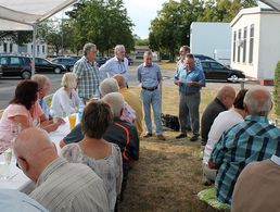 In der Kurmainz-Kaserne begrüßte Oberstabsfeldwebel d.R. Rudolf Burg die ERH Mitglieder zum gemütlichen Grillabend Foto: Andreas Nüsken