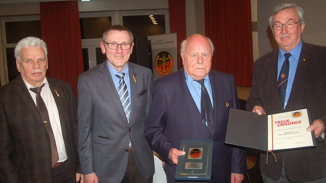 v.l.: Manfred Stüdemann, der Jubilar Oswald Fleckenstein, Manfred Lidl und Armin Komander