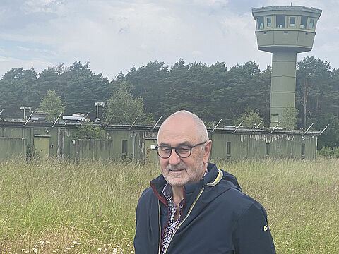 Oberstabsfeldwebel a.D. Lambert Peters vor dem damals schwer bewachten Gebäude der Gefechtskopfwache mit Wachturm im ehemaligen Pershing-1-Atomwaffenlager. Foto: Torsten Küppers