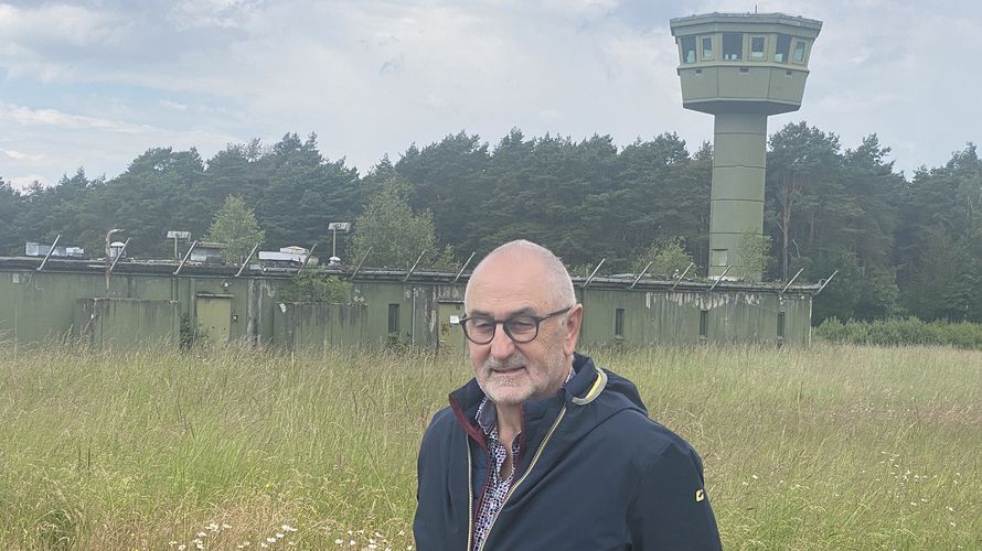 Oberstabsfeldwebel a.D. Lambert Peters vor dem damals schwer bewachten Gebäude der Gefechtskopfwache mit Wachturm im ehemaligen Pershing-1-Atomwaffenlager. Foto: Torsten Küppers