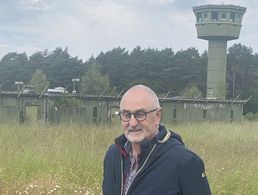 Oberstabsfeldwebel a.D. Lambert Peters vor dem damals schwer bewachten Gebäude der Gefechtskopfwache mit Wachturm im ehemaligen Pershing-1-Atomwaffenlager. Foto: Torsten Küppers