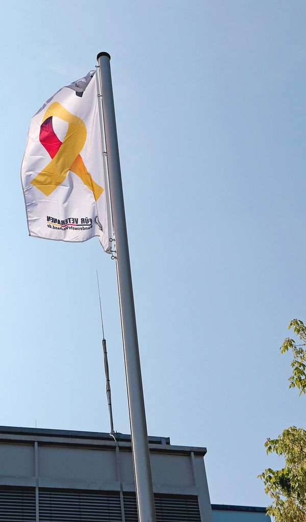 Die Veteranenflagge in Lohmar. Foto: Stadt Lohmar