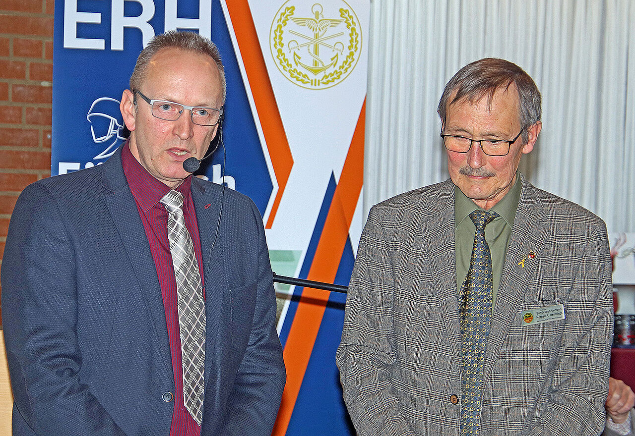 Oberstleutnant a.D. Hergen Hennings (r.) erhielt die Ehrennadel für Verbandsplakettenträger. Foto: DBwV