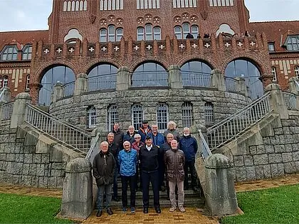 Die Tarper Ehemaligen vor der Marineschule Mürwick. Foto: DBwV