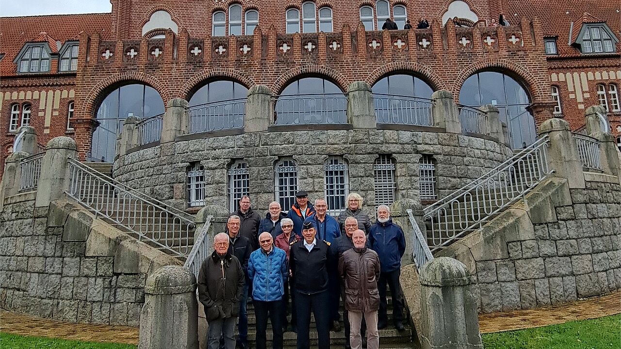 Die Tarper Ehemaligen vor der Marineschule Mürwick. Foto: DBwV