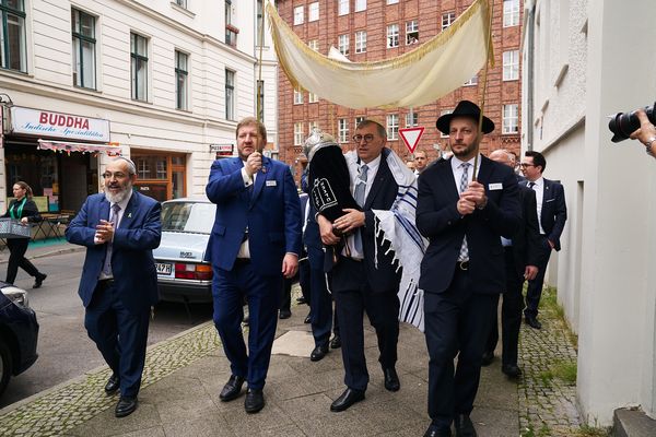 Mit musikalischer Begleitung wurde die neue Tora-Rolle vom Leo-Baeck-Haus zum neuen Militärrabbinat gebracht. Foto: Gregor Matthias Zielke