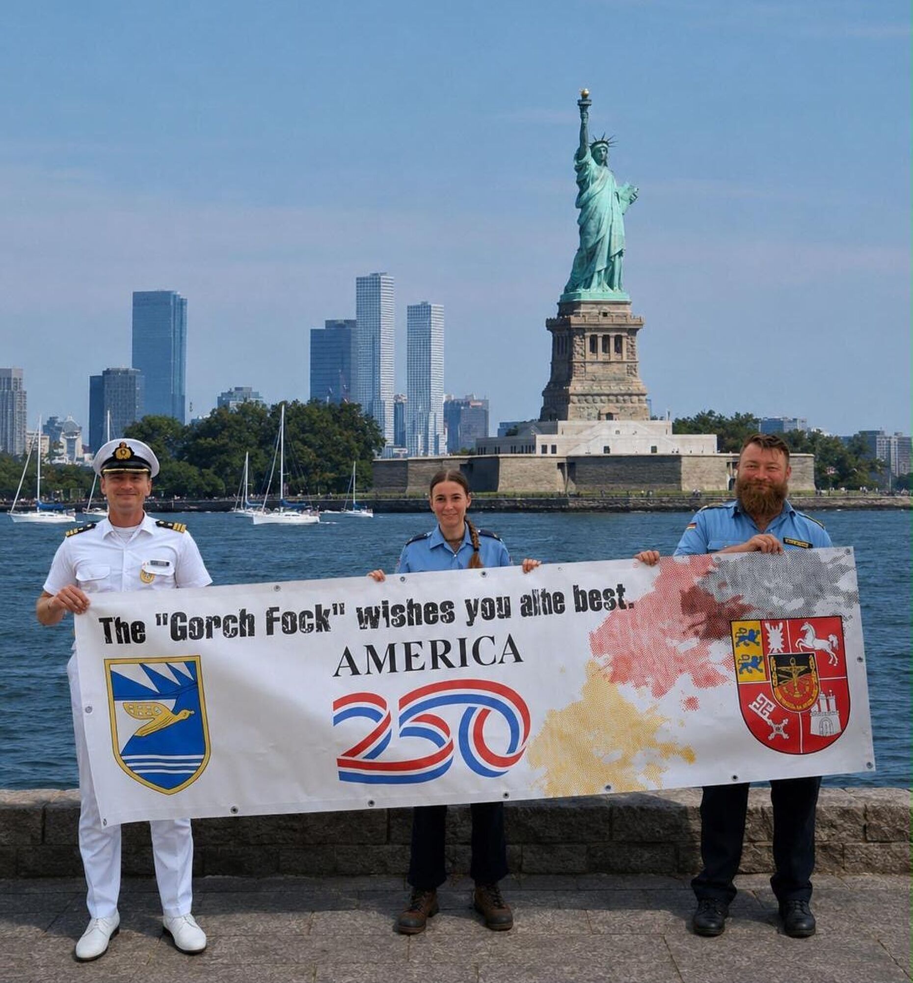 In New York: Teile der Besatzung mit einem Gratulationsbanner des LV Nord zur 250-jährigen Unabhängigkeit der USA. Foto: DBwV