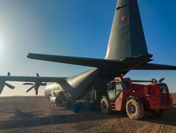 Ein dänisches Transportflugzeug wird in Mali ausgeladen: Nach dem Willen der Militärregierung soll das dänische Kontingent das Land "unverzüglich" wieder verlassen. Foto: Forsvaret/Dänisches Verteidigungsministerium