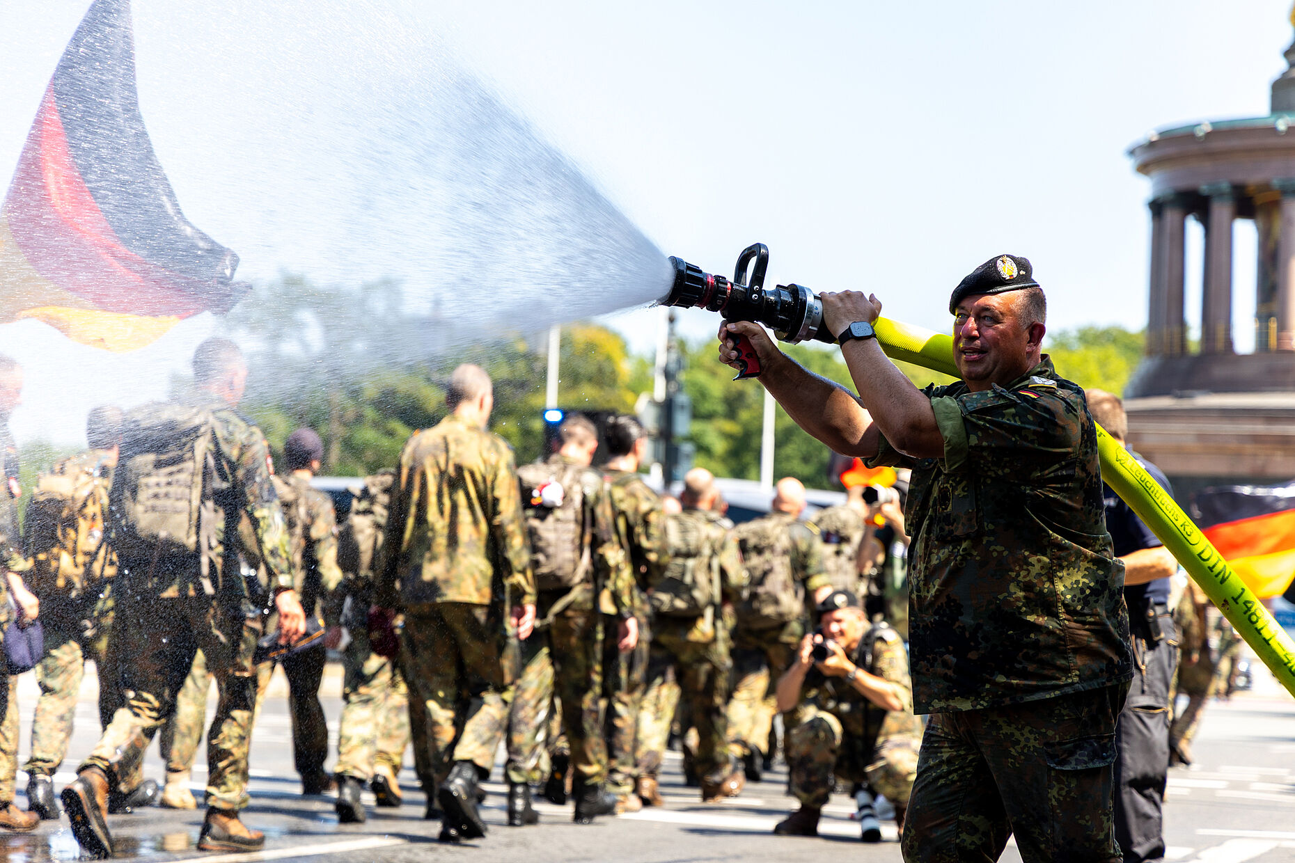 Eine willkommene Abkühlung brachte die Dusche aus dem Feuerwehrschlauch. Foto: DBwV/Yann Bombeke