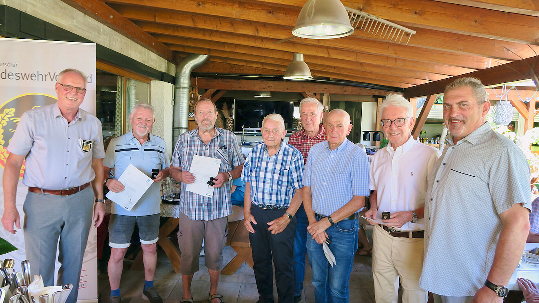 Das Veteranenabzeichen erhielten: Stabsfeldwebel a.D. Hans Hausen (ab 2.v.l.), Oberstabsfeldwebel a.D. Helmut Wagner, Stabsfeldwebel a.D. Jens Kästner, Hauptmann a.D. Sebastian Sternegger, Hauptmann a.D. Peter Gehrung, Oberst a.D. Klaus Zäpfel. Foto: Ingo Osbahr