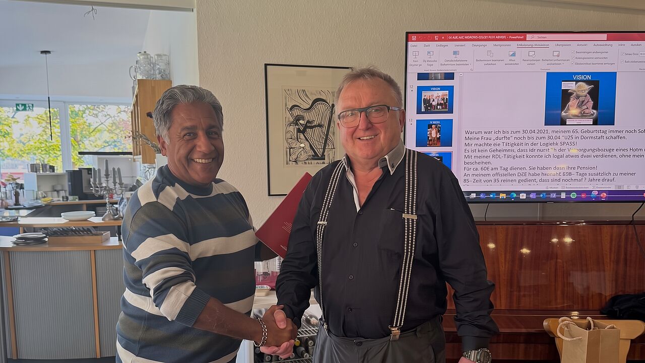 Vorsitzender Stabshauptmann a.D. Walter Proneth (links) bedankt sich bei Hauptmann a.D. Jochen Wiedenbeck für dessen eindrucksvollen Zeitzeugenvortrag über seinen Lebensweg in zwei deutschen Armeen und die persönlichen Erfahrungen der Wiedervereinigung. Foto: wp