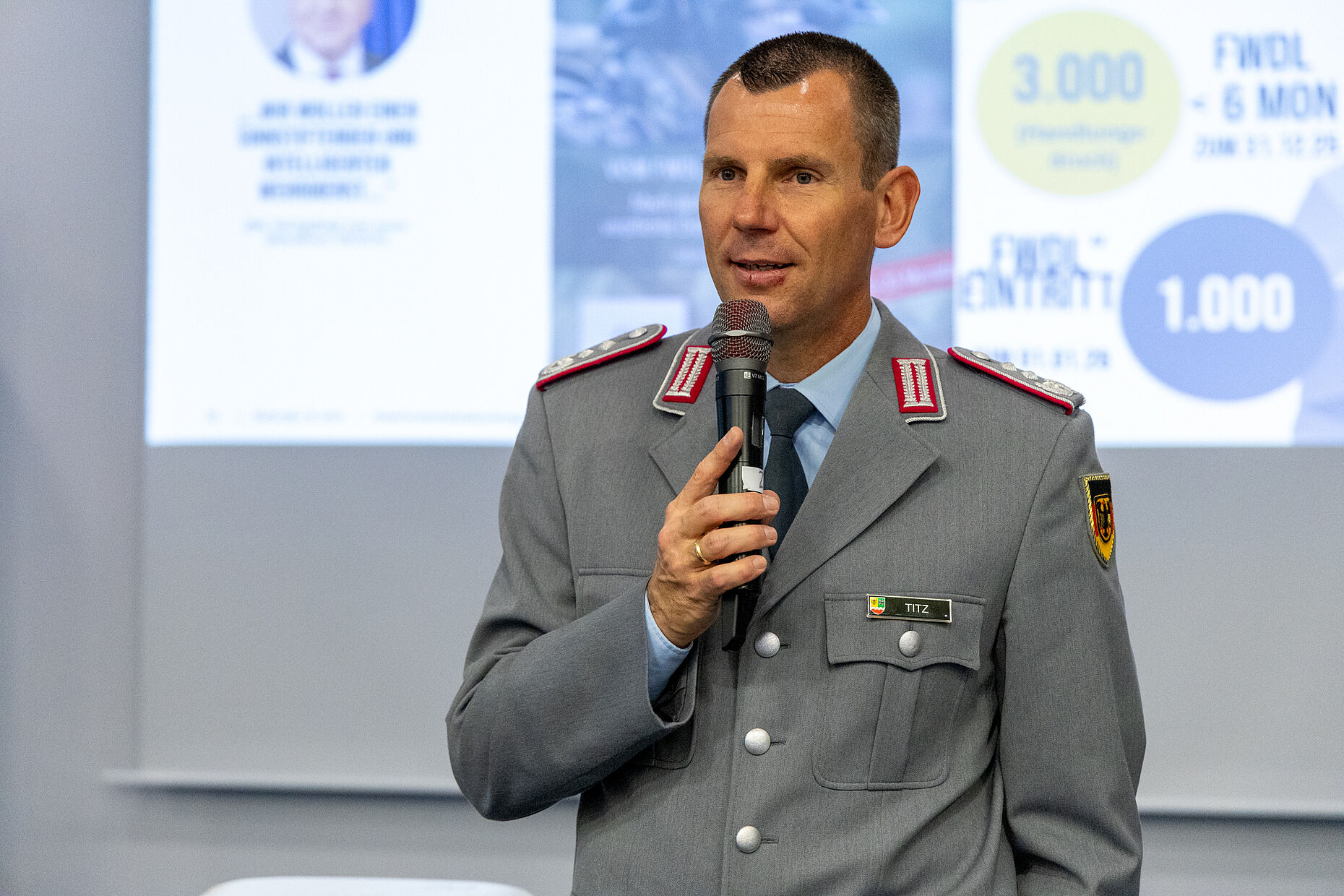 Oberst i.G. Stefan Titz,Referatsleiter IV 1.1. im BAPersBw, berichtete neues aus der Personalführung der Unteroffiziere und Mannschaften. Foto: DBwV/Sarina Flachsmeier