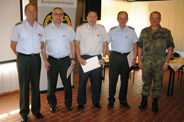 v.l.: OStFw a.D. Martin Gebauer,  StFw Thomas Jung, HptFw Jens Mäder, Hptm Detlef Loeper und Oberstl Andreas Brandes.  (Foto: LV Nord)