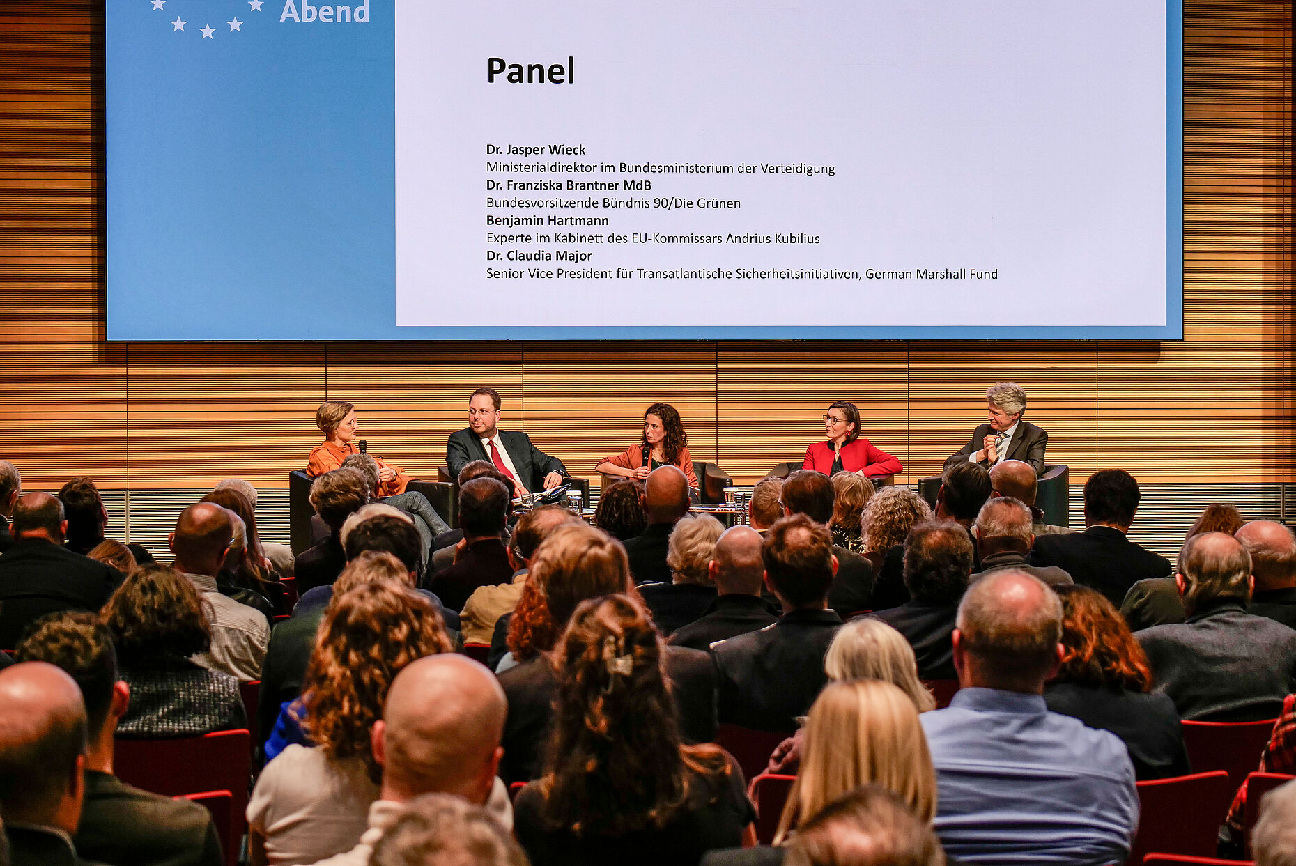 Dr. Franziska Brantner, Bundesvorsitzende Bündnis 90/Die Grünen, Benjamin Hartmann, Experte im Kabinett des EU-Kommissars Andrius Kubilius, Moderatorin Katharina Kühn, Dr. Claudia Major, Senior Vice President für Transatlantische Sicherheitsinitiativen des German Marshall Fund, und Ministerialdirektor Dr. Jasper Wieck. Foto: dbb/Jan Brenner