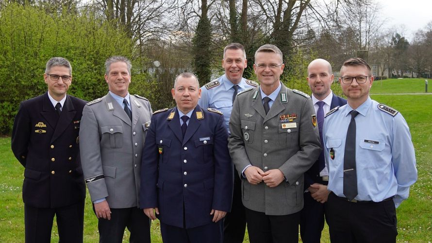 Über den Besuch des DBwV-Bundesvorsitzenden Oberst André Wüstner freuten sich die örtlichen Mandatsträger in der Köln‘er Lüttich-Kaserne. Foto: OFw Marcel Franke 