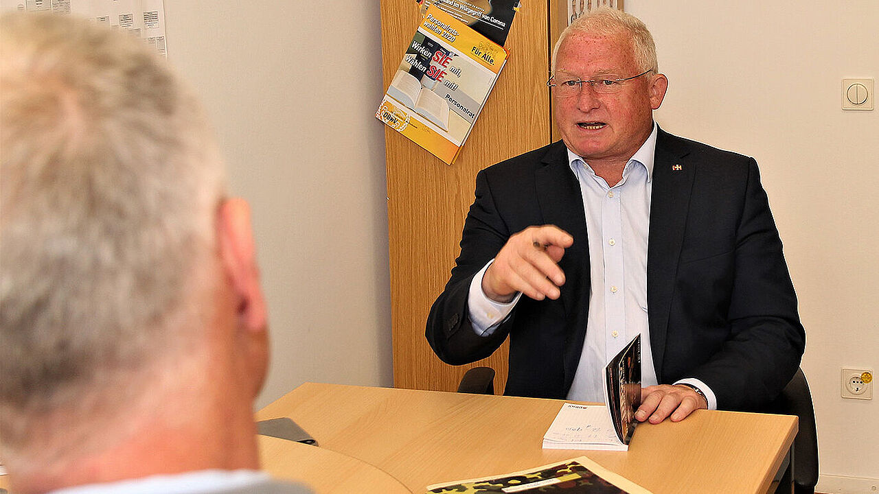 Oberstabsfeldwebel a.D. Andreas Hubert tauscht sich regelmäßig mit Mandatsträgern des DBwV aus, um vor Ort die Stimmungslagen zu erfahren. Foto: DBwV/Hahn