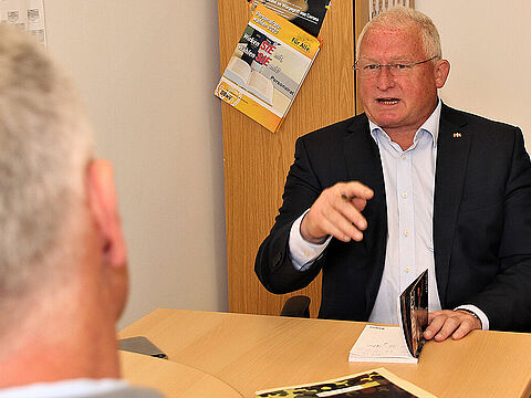 Oberstabsfeldwebel a.D. Andreas Hubert tauscht sich regelmäßig mit Mandatsträgern des DBwV aus, um vor Ort die Stimmungslagen zu erfahren. Foto: DBwV/Hahn