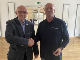 Dankesworte für fünf Jahrzehnte treue Mitgliedschaft im Deutschen BundeswehrVerband (DBwV) gab es für Werner Kaender (l.) vom Bezirksvorsitzenden Michael Grothe. Foto: T. Küppers