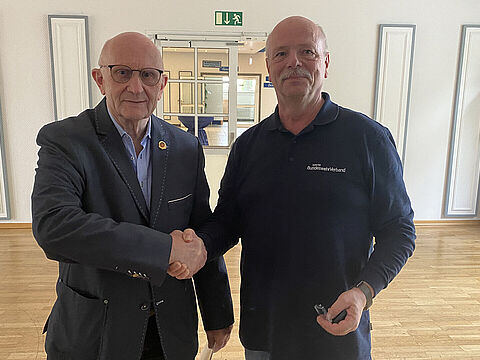 Dankesworte für fünf Jahrzehnte treue Mitgliedschaft im Deutschen BundeswehrVerband (DBwV) gab es für Werner Kaender (l.) vom Bezirksvorsitzenden Michael Grothe. Foto: T. Küppers