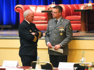 Gespräch am Rande der Tagung: Vizeadmiral Joachim Rühle und Oberstleutnant André Wüstner. Foto: DBwV/Mika Schmidt