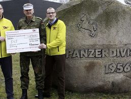 (v.l.n.r.): Karl-Heinz Schütz, BG Michael Matz und Reiner Trosiener. Foto: Airborne-Fit-Run e.V.