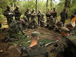 Soldaten besprechen die Lage während der Übung Iron Wolf 2017. Wenn alle mitmachen, wird auch der DBwV erfolgreich sein Foto: Bundeswehr