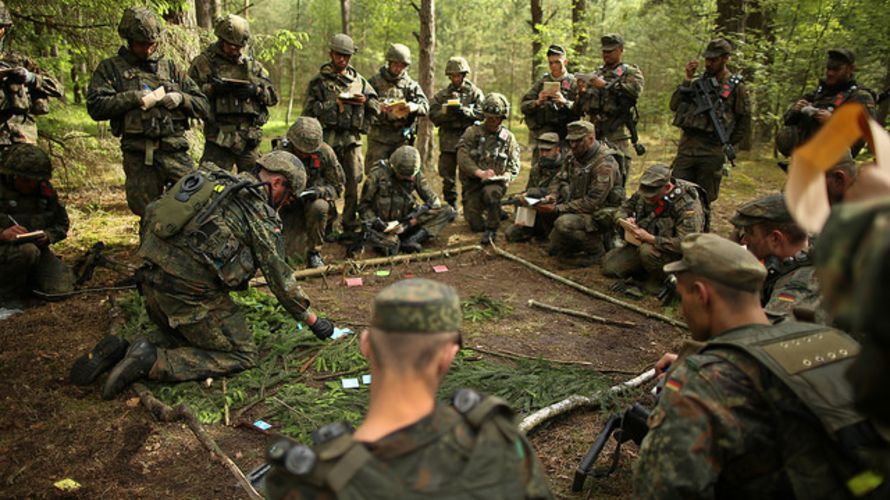 Soldaten besprechen die Lage während der Übung Iron Wolf 2017. Wenn alle mitmachen, wird auch der DBwV erfolgreich sein Foto: Bundeswehr
