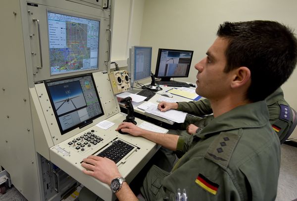 Piloten der Bundeswehr steuern per Tastatur eine Drohne vom Typ „Heron“. Die Theorie lernen die Soldaten vor einem Simulator im schleswig-holsteinischen Kropp, die Praxis wird dann in Israel vermittelt Foto: dpa