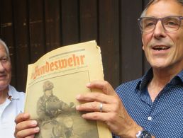 Herbert Bär überreicht die Ausgabe des Verbandsmagazins vom November 1957 an Stärk (v.l.) Foto: DBwV
