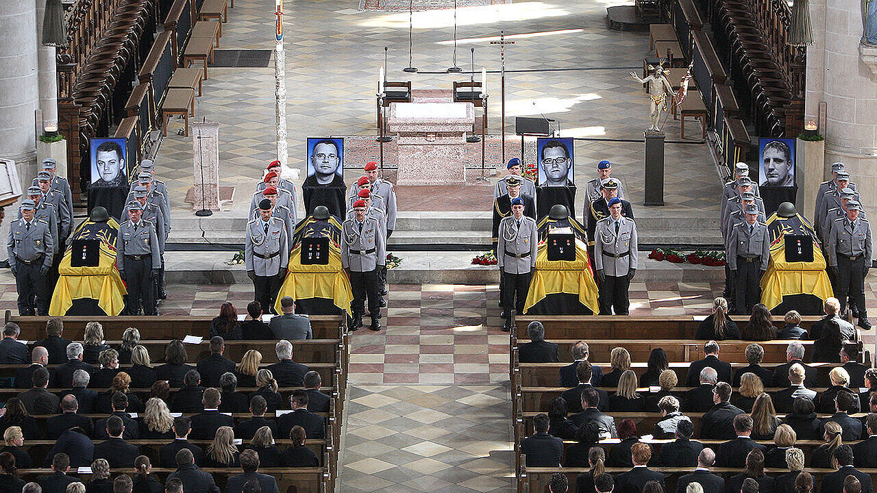 Mit einer zentralen Trauerfeier nahmen Bundeswehr, Politiker, Familienangehörige und Freunde Abschied von den vier am 15. April in Afghanistan getöteten Soldaten. Foto: dpa/Karl-Josef Hildenbrand